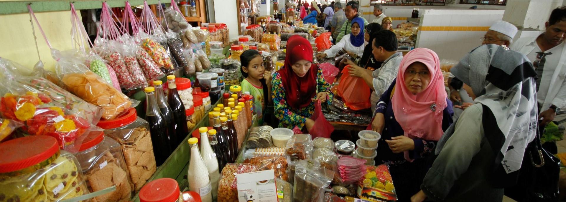 Shopping at a halal market. Photo credit: ADB.